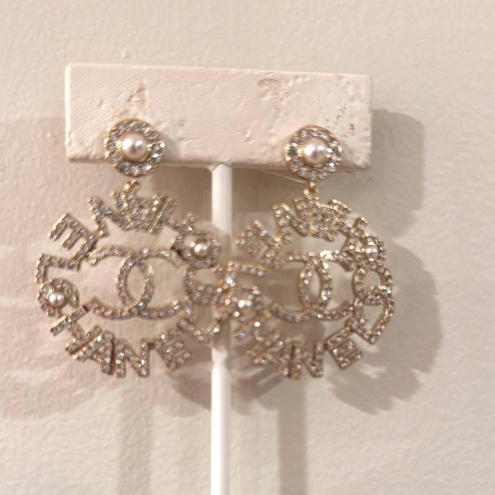 High Fashion Gold and Cream Earrings with Intricate Detailing